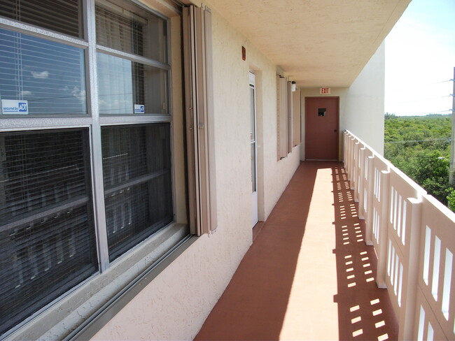 441 SE 3rd St, Unit 607 in Dania Beach, FL - Building Photo - Building Photo