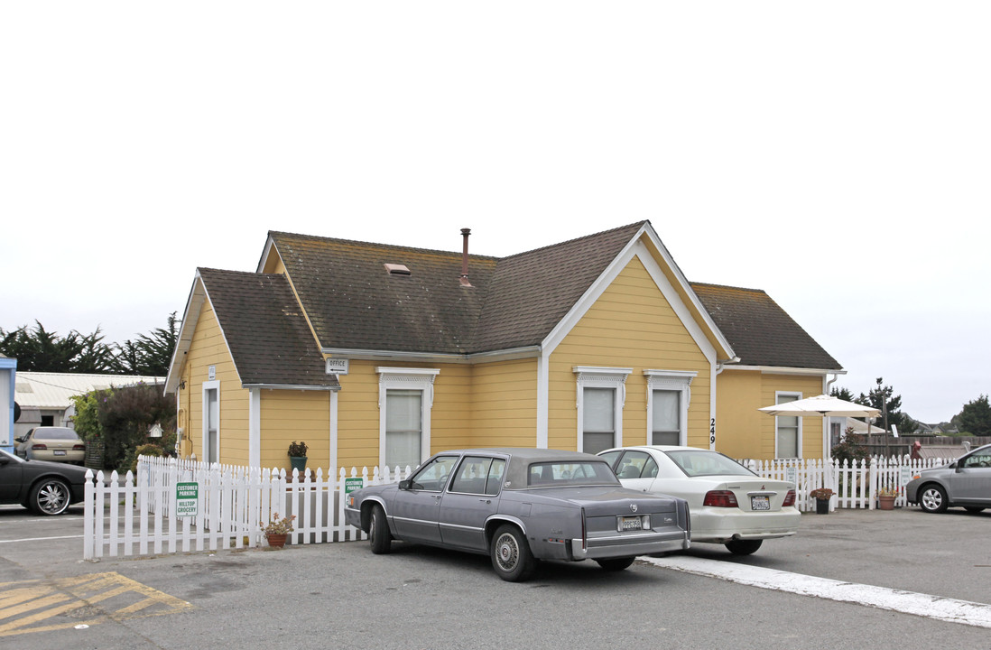 Hilltop Mobile Home Park in Half Moon Bay, CA - Building Photo