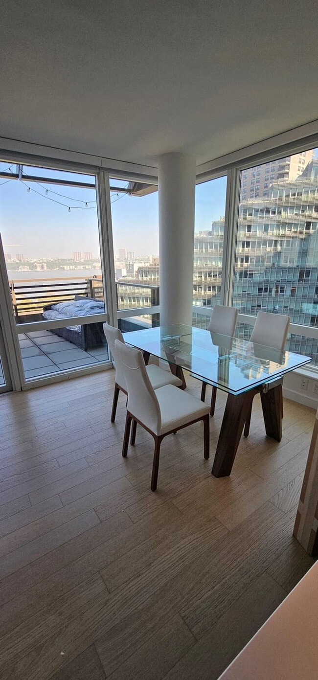 646 11th Ave in New York, NY - Building Photo - Building Photo