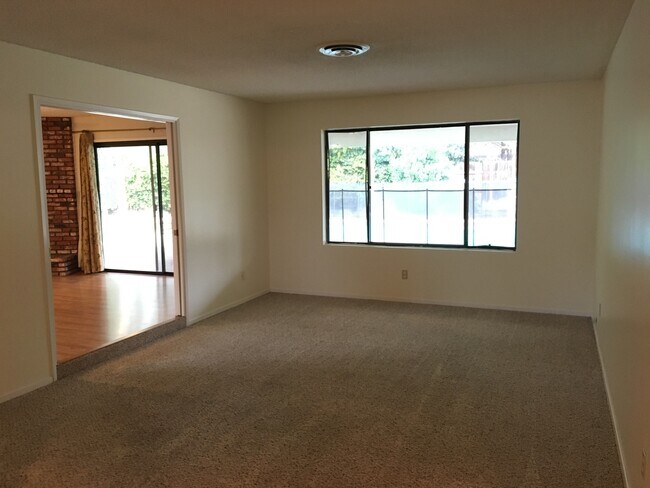 7200 Snowmass Ln in Bakersfield, CA - Building Photo - Building Photo