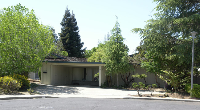 31-33 Sutters Mill Ct in Walnut Creek, CA - Building Photo - Building Photo