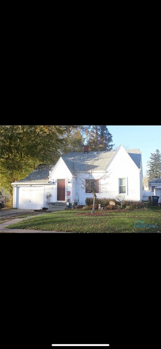 2350 Bucklew Dr in Toledo, OH - Foto de edificio