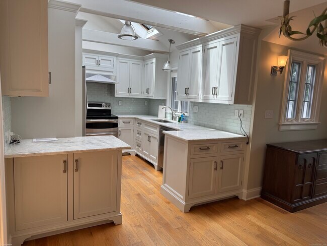 12 Mayflower Rd in Darien, CT - Building Photo - Building Photo