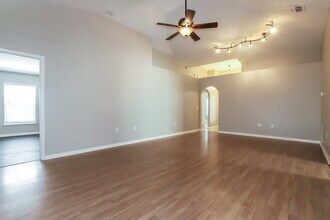 1106 Soaring Osprey Way in Valrico, FL - Foto de edificio - Building Photo