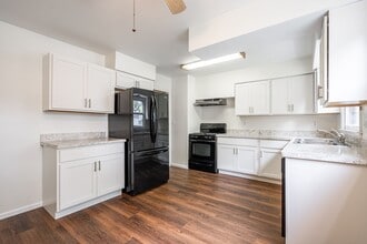 422 Gascoigne Dr in Waukesha, WI - Building Photo - Building Photo