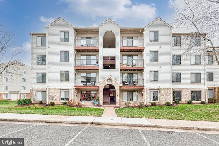 9569 Coggs Bill Dr, Unit 303 in Manassas, VA - Foto de edificio