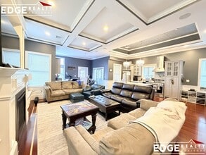 645 E 3rd St, Unit 2 in Boston, MA - Foto de edificio - Building Photo