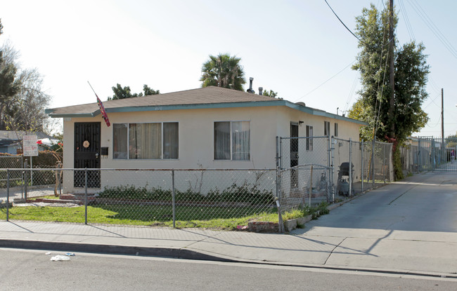 4920 Elizabeth St in Bell, CA - Foto de edificio - Building Photo