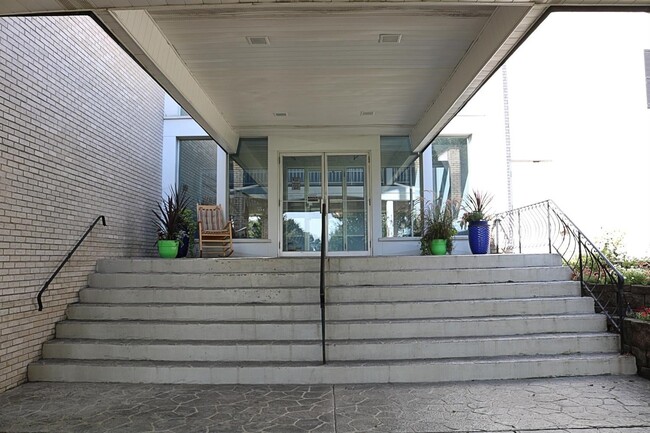 8750 Harrison Ave, Unit #411 in Munster, IN - Foto de edificio - Building Photo