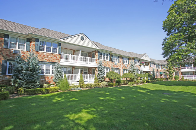 Fairfield Courtyard At Hewlett in Hewlett, NY - Building Photo - Building Photo