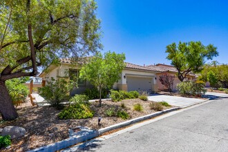11057 Village Crest Ln in Las Vegas, NV - Building Photo - Building Photo