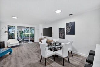 8390 Excalibur Cir in Naples, FL - Building Photo - Building Photo