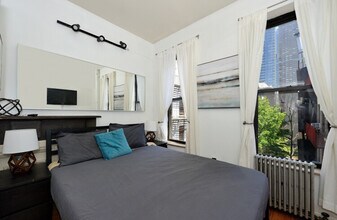 722 9th Ave in New York, NY - Building Photo - Building Photo