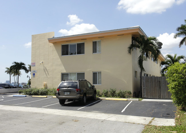 11900 N Bayshore Dr in North Miami, FL - Building Photo - Building Photo