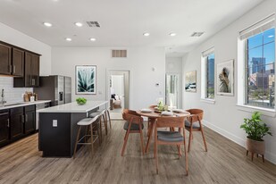 City View Lofts in Houston, TX - Building Photo