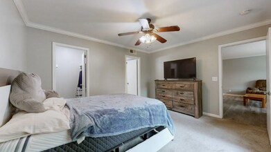 4958 Edmondson Pike in Nashville, TN - Foto de edificio - Building Photo