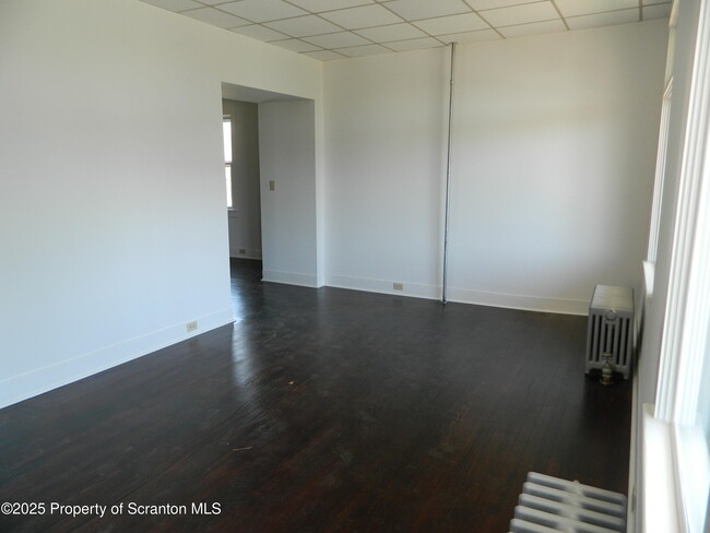 127 Pine St in Throop, PA - Building Photo - Building Photo