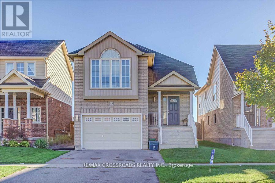 15 Niddery St in Courtice, ON - Building Photo