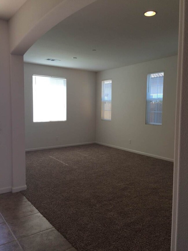 6008 Moonstone Peak Dr in Bakersfield, CA - Building Photo - Building Photo