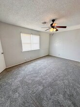 106 Oak St in Elgin, OK - Foto de edificio - Building Photo