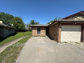 1021 Vera Ct in Irving, TX - Building Photo