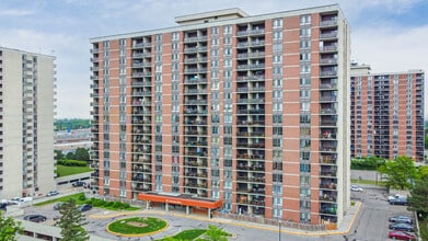 West Tower in Brampton, ON - Building Photo - Building Photo