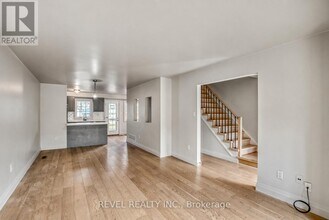 10 Bassett Blvd in Whitby, ON - Building Photo - Building Photo