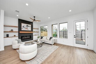 5520 Chapman St in Houston, TX - Foto de edificio - Building Photo