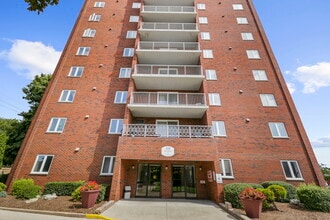 304 Bella Vista Apartments in Leamington, ON - Building Photo - Building Photo