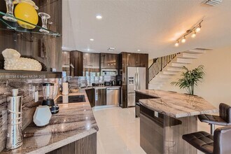 3864 NE 167th St in North Miami Beach, FL - Foto de edificio - Building Photo