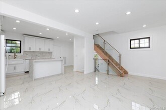 245 Garfield Ave in Mineola, NY - Building Photo - Building Photo