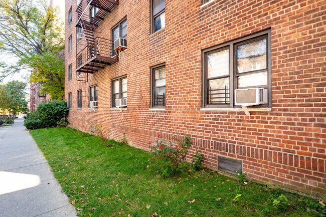 10218 64th Ave in Forest Hills, NY - Building Photo - Building Photo