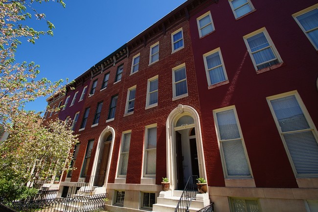 2435 Madison Ave in Baltimore, MD - Foto de edificio - Building Photo