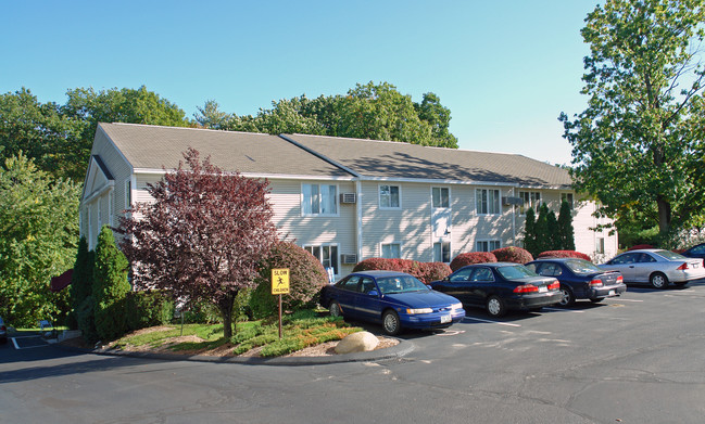 Whispering Meadows in Manchester, NH - Foto de edificio - Building Photo