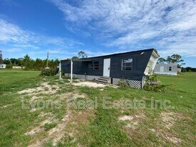 8086 Heck Dr in North Fort Myers, FL - Building Photo