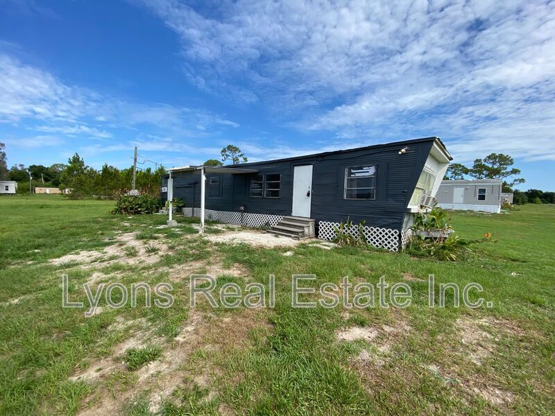 8086 Heck Dr in North Fort Myers, FL - Building Photo