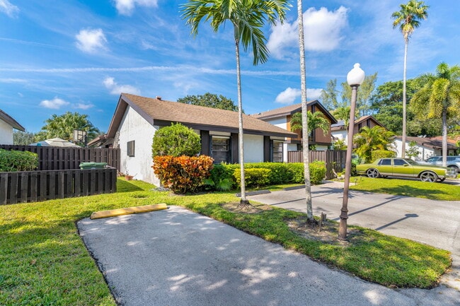 1420 W Sandpiper Cir in Pembroke Pines, FL - Foto de edificio - Building Photo