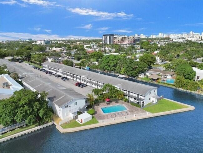 property at 1816 E Oakland Park Blvd