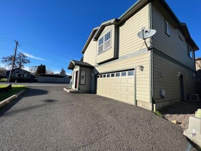 531 Freeman Rd in Central Point, OR - Building Photo - Building Photo