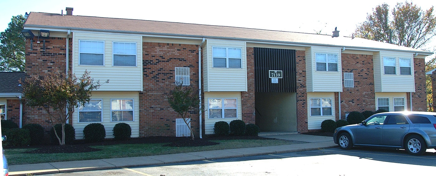 Berkley Square Apartments in Norfolk, VA - Building Photo