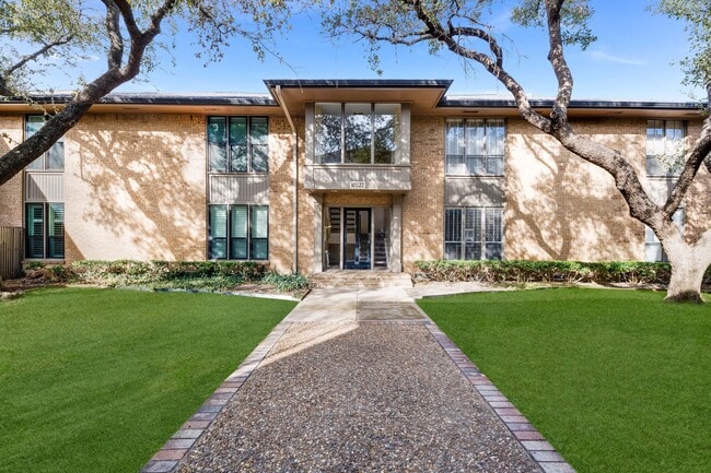 10727 Villager Rd in Dallas, TX - Foto de edificio - Building Photo
