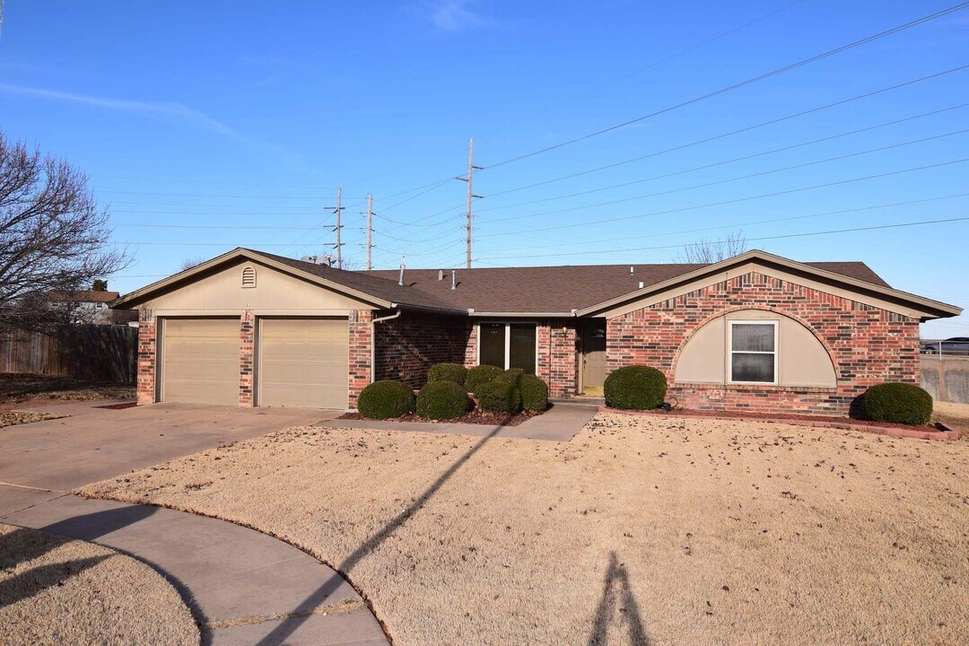 6705 SW Chaucer Dr in Lawton, OK - Building Photo