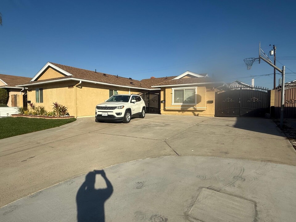 16654 Markham St in Fountain Valley, CA - Foto de edificio