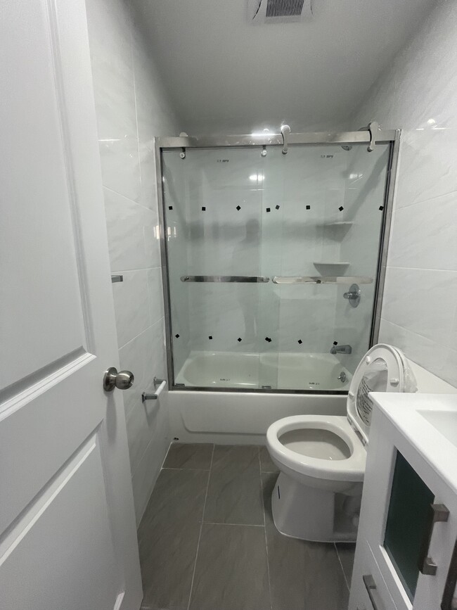 8008 16th Ave, Unit 2F in Brooklyn, NY - Foto de edificio - Building Photo