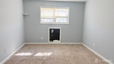 396 College Dr in Edison, NJ - Building Photo - Building Photo