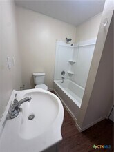 921 E Courthouse St in Cuero, TX - Building Photo - Building Photo