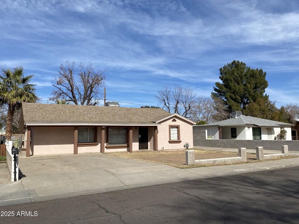 4340 W Morten Ave in Glendale, AZ - Foto de edificio