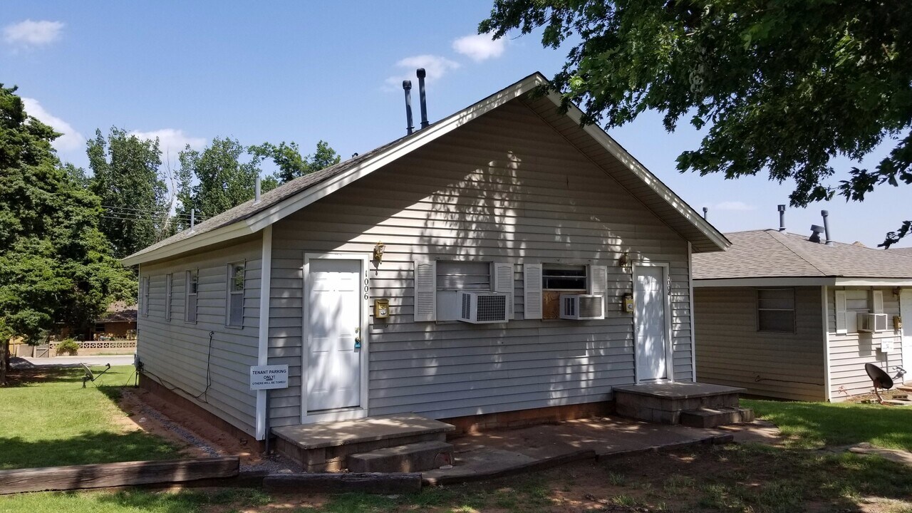 1006 N Bradley St in Weatherford, OK - Building Photo