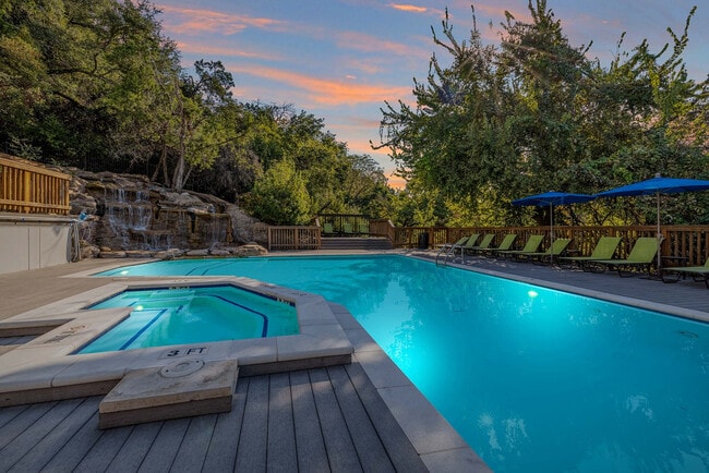 Capital Hills in Austin, TX - Foto de edificio - Building Photo