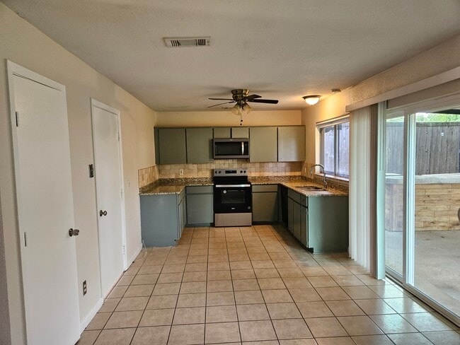 611 Dewberry Dr in Lewisville, TX - Building Photo - Building Photo